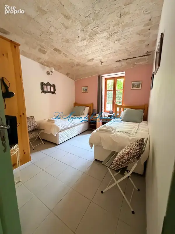 CANAULES ET ARGENTIERES, dans une maison en pierres de  caractère, appartement T3 de 80 m2 en RDC avec terrass - photo 5