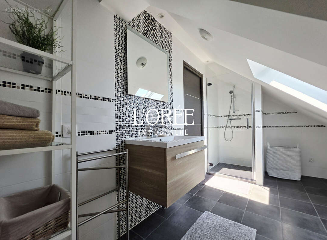 Immeuble mixte - 297 m2 - habitation + local commercial + garage double - photo 12