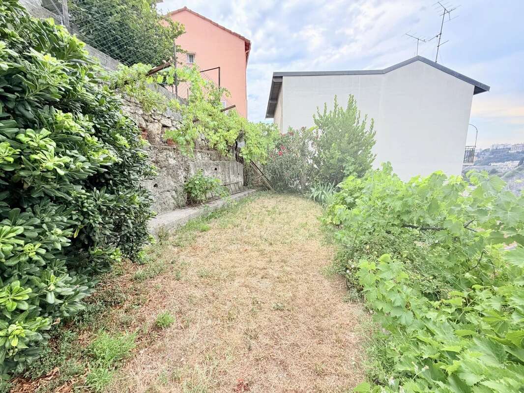  NICE BON VOYAGE – Maison individuelle rénovée d'environ 102 m² habitables avec deux appartements, terrasses, jardin et petit ga - photo 6