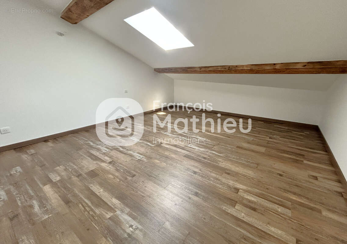 Châtillon-sur-Chalaronne - Appartement de standing T6 d'environ 196m2 (245m2 au sol) en plein centre. - photo 16