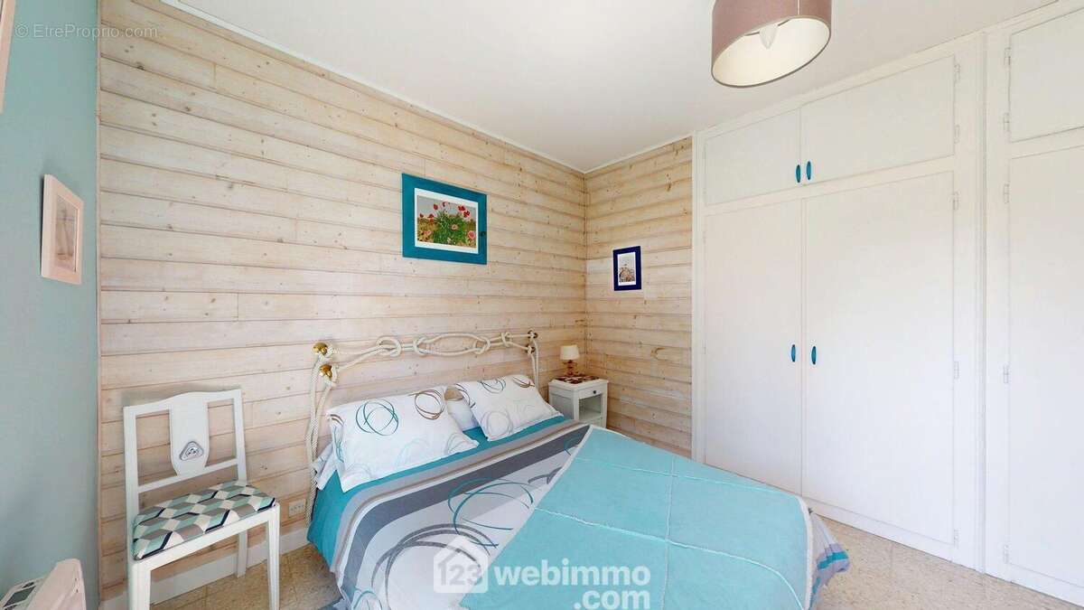 Chambre 1 avec grand placard de rangement intégré. - Maison à JARD-SUR-MER
