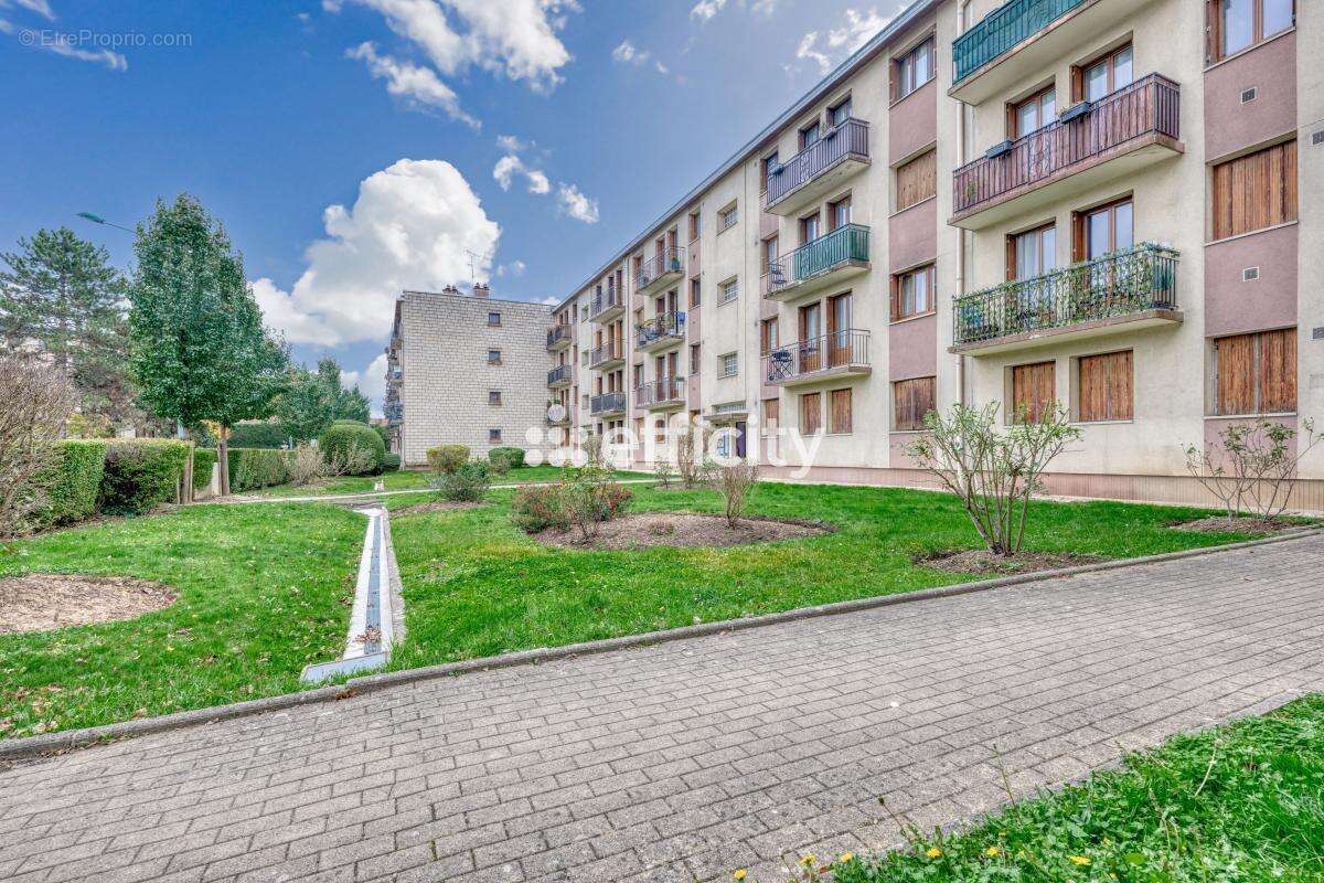 Appartement à EZANVILLE