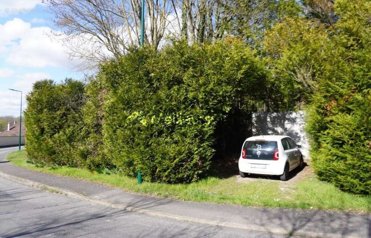 Terrain à NEUVILLE-SUR-OISE