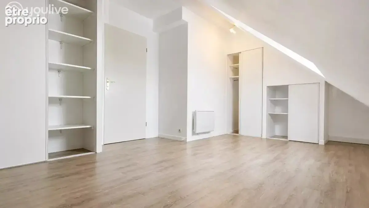 T3 atypique, entièrement rénové, dernier étage, lumineux et ventilé — 2 parkings sécurisés + cave - photo 9