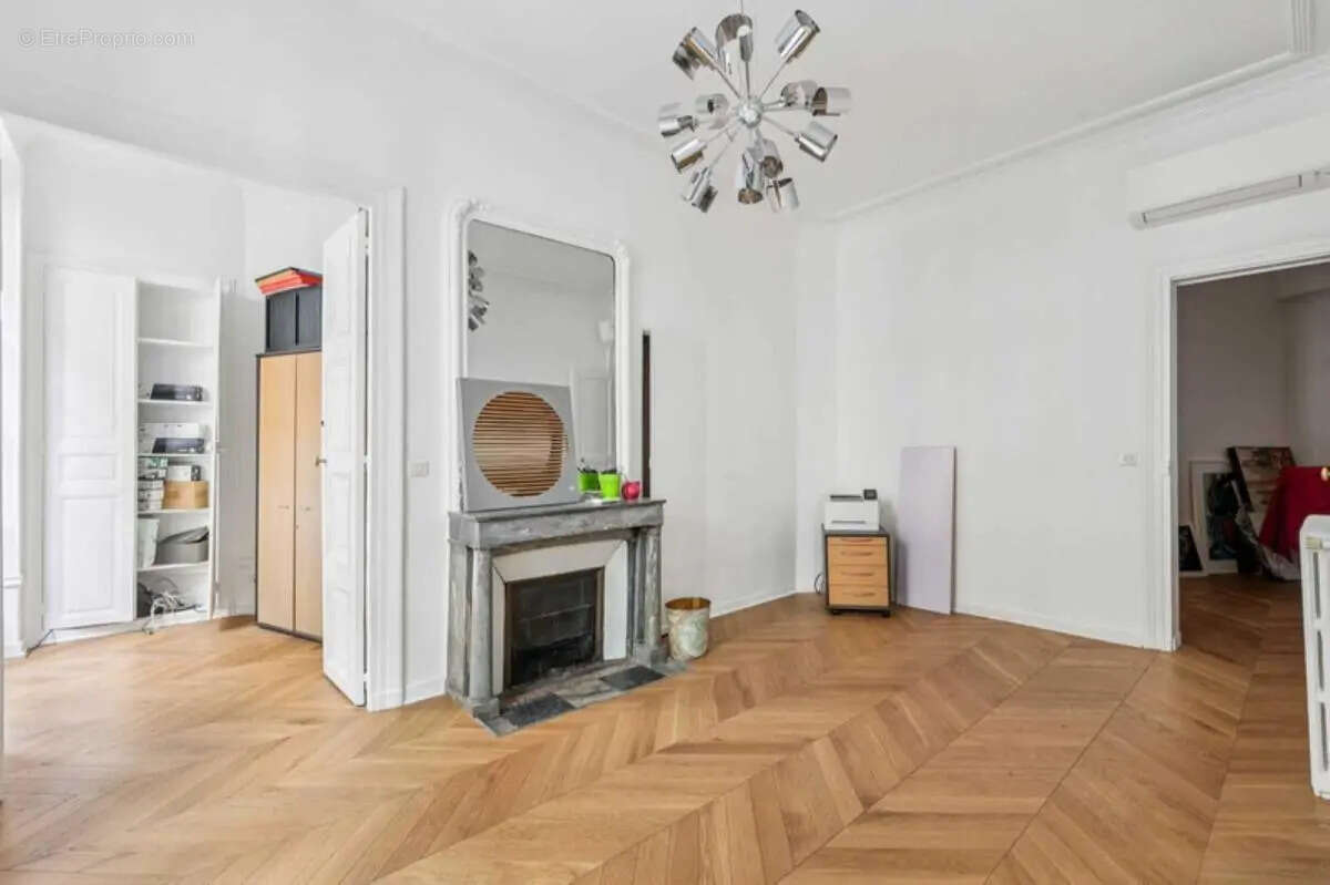 Commerce à PARIS-8E