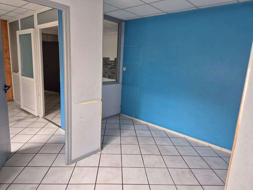 Maison plain pied de 280 m2 sur 613 m2 de terrain clos avec piscine couverte - photo 7