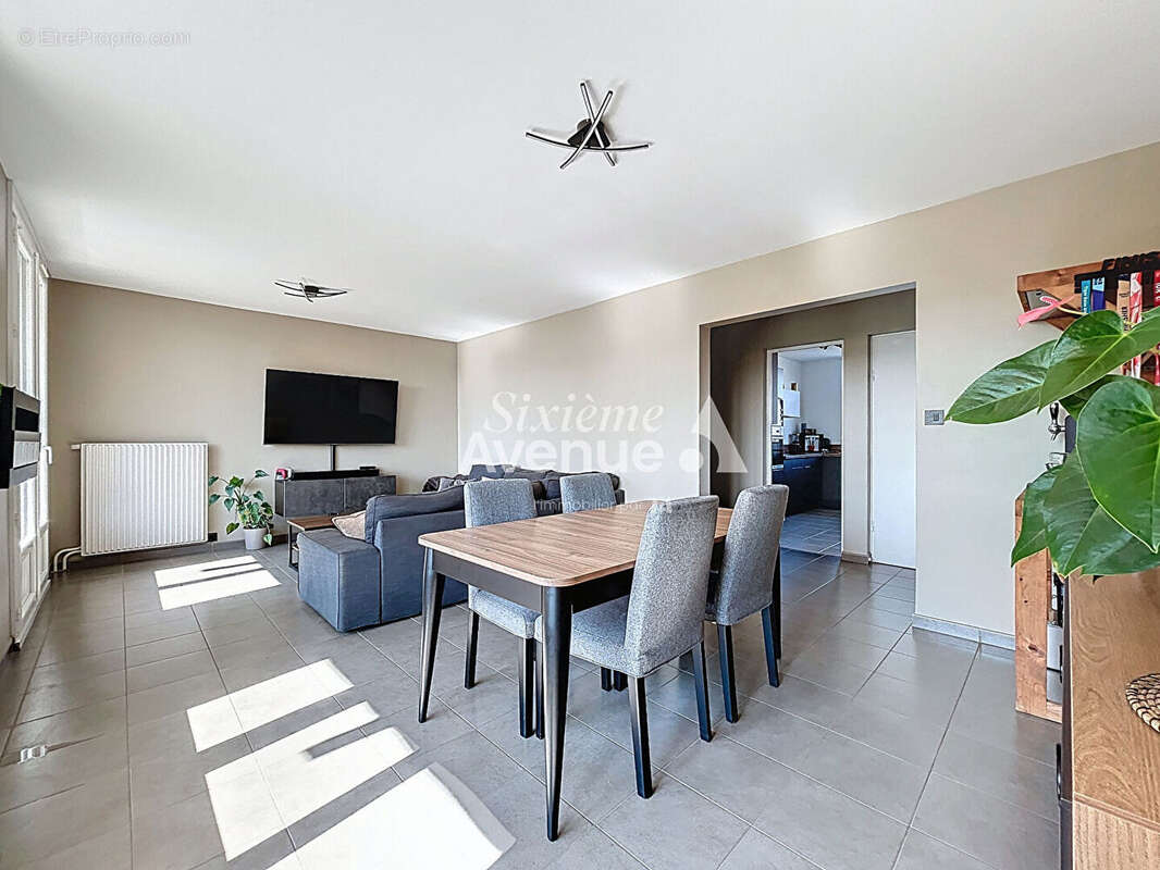 Appartement à DECINES-CHARPIEU