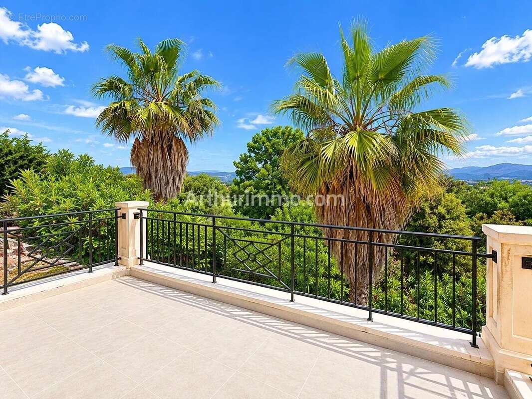 Maison à ROQUEBRUNE-SUR-ARGENS