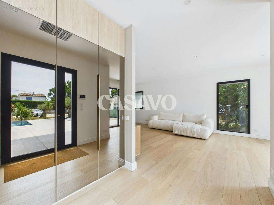 Vente Maison 5 pièces de 152m² - 33850 Léognan - photo 2
