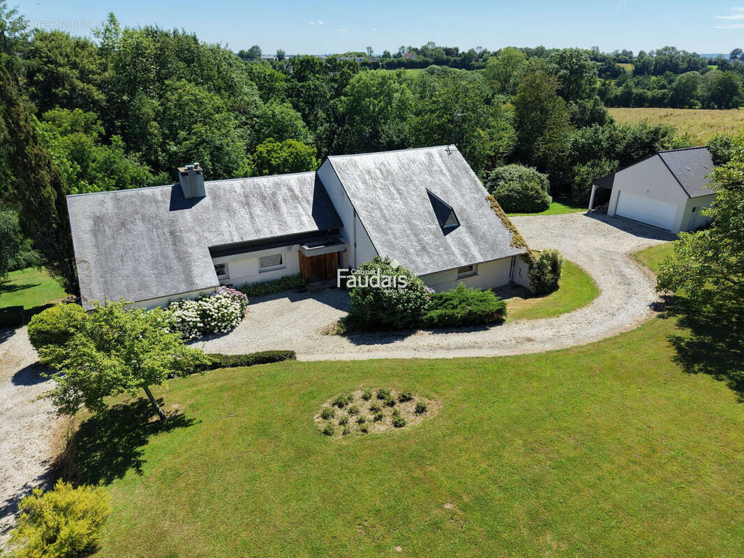 Maison 275 m² à Saint-Andre-De-L'epine  - photo 3