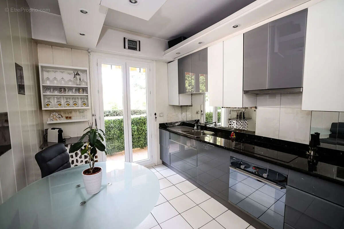 Appartement Nice  secteur Chemin de Gairaut 2 pièces 82.80 m2 - photo 7