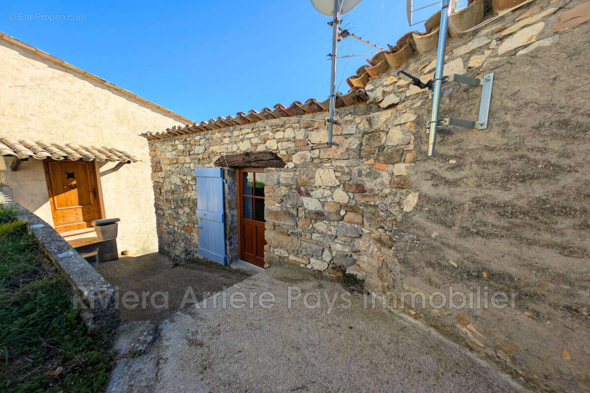 Maison à CASTELLET-LES-SAUSSES