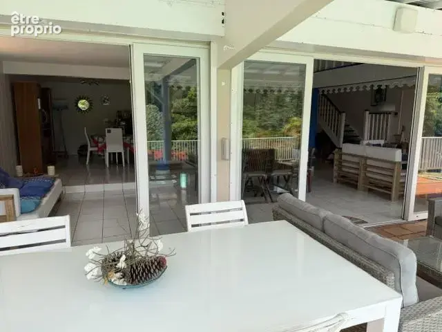 Villa 310 m² divisée en deux appartements Piscine et vue dégagée — Terrain de 1 076 m² - photo 18
