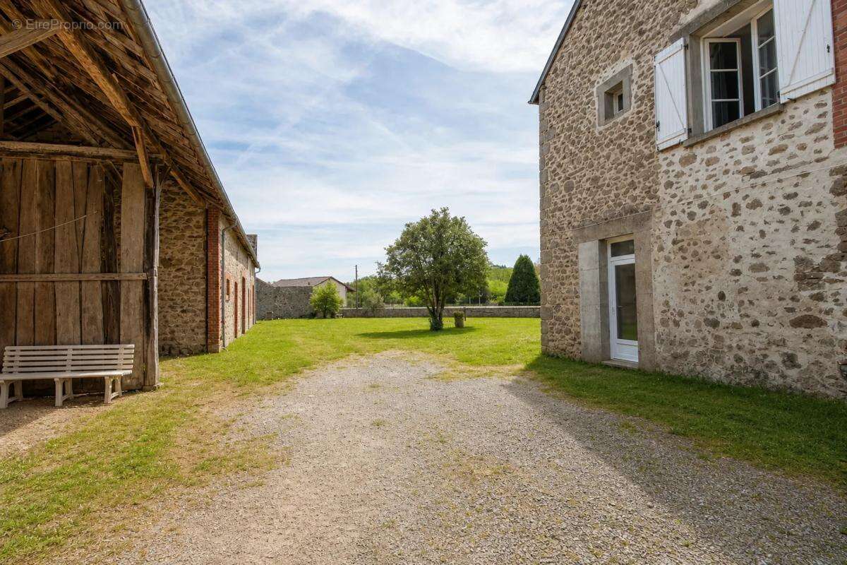 Maison spacieuse de 469 m² à Marsac, 16 pièces - photo 4