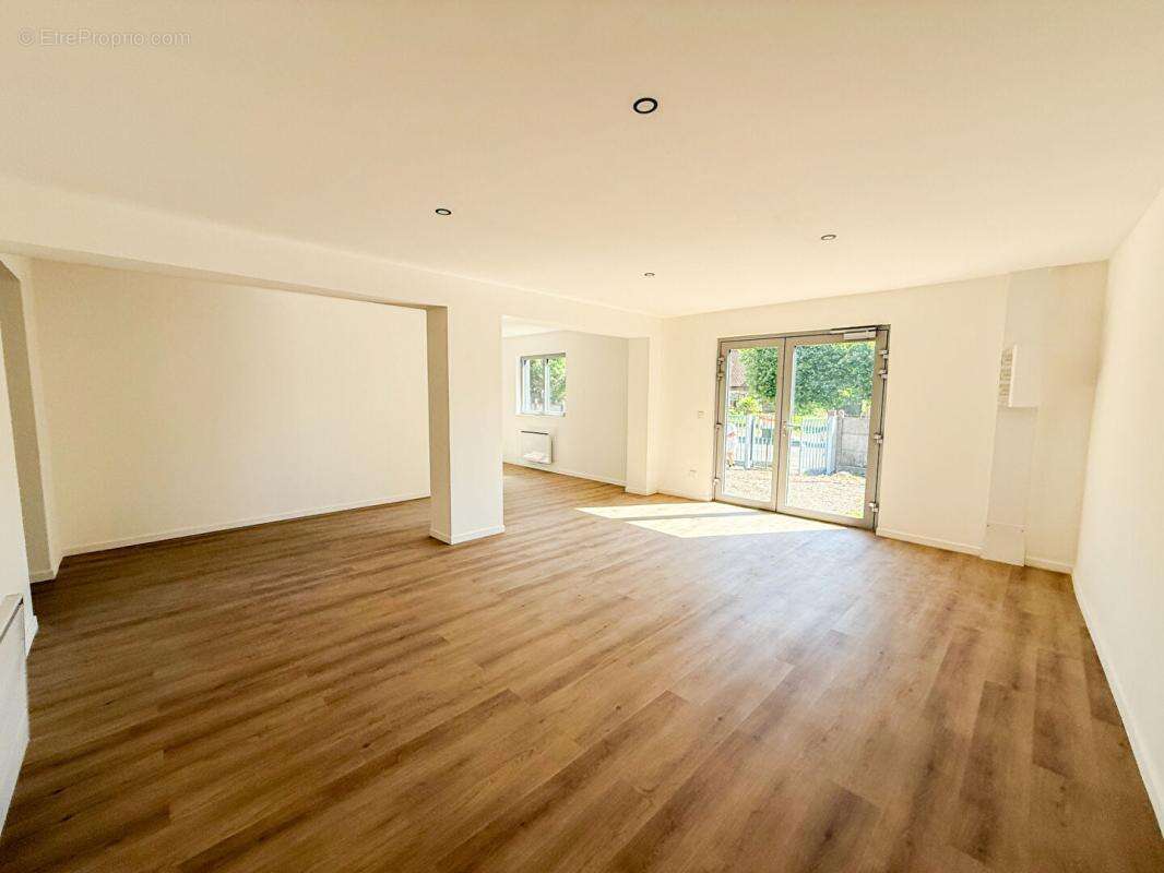 Local d'activité, 327M², bureaux, entrepôt, stationnement - photo 3