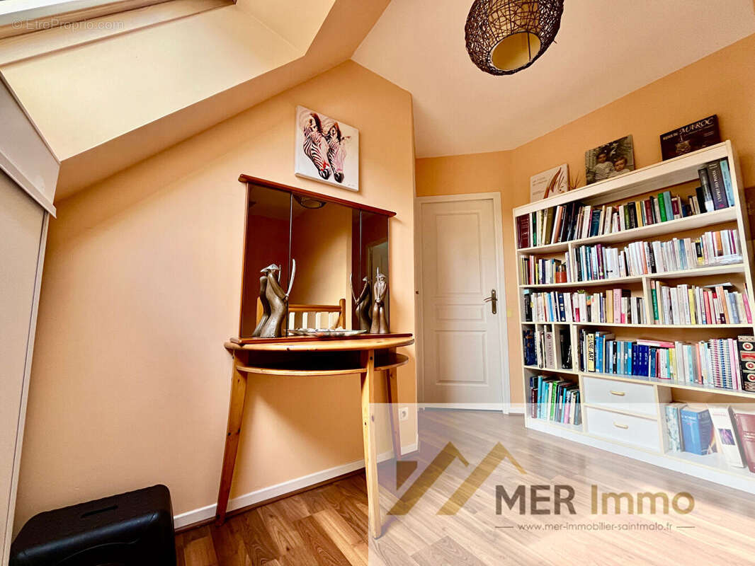 SAINT-PERE. Maison d'environ 125 m2 avec 4 chambres et superbe jardin paysager - photo 8