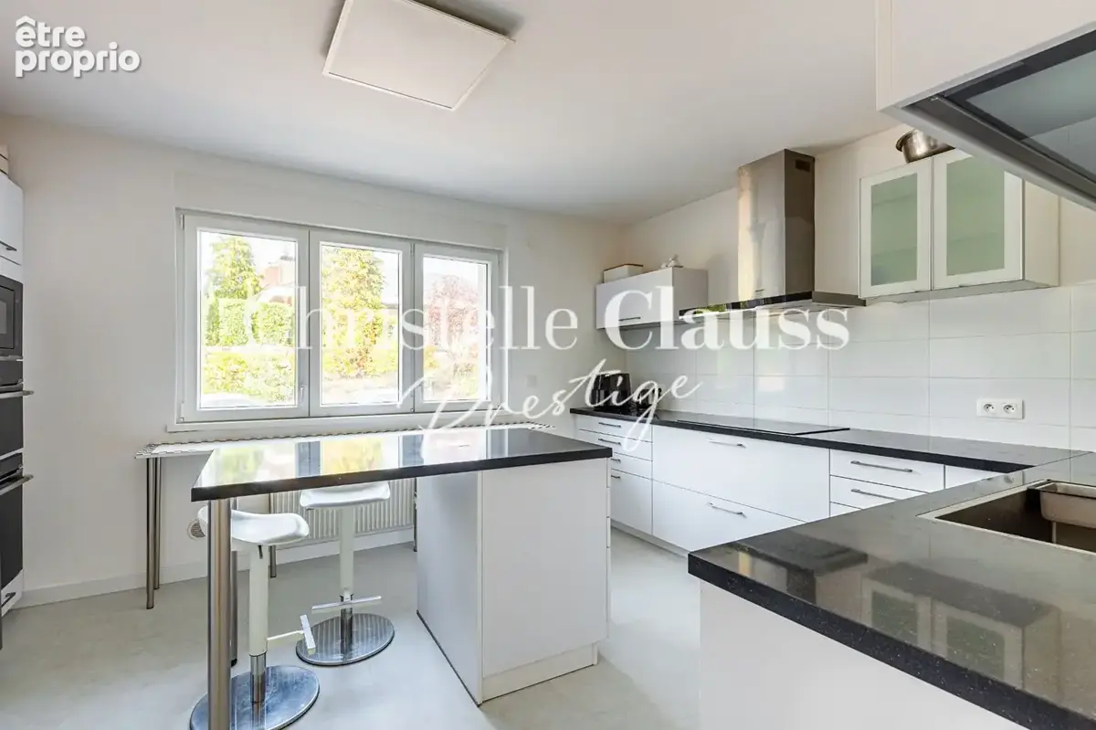 Maison de 374m2 + 215m2 d'annexes, avec piscine et 4 terrasses - photo 6