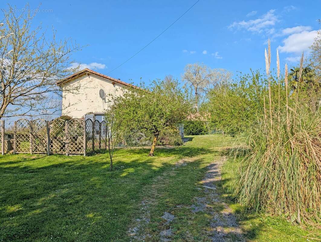Maison à MONBAHUS