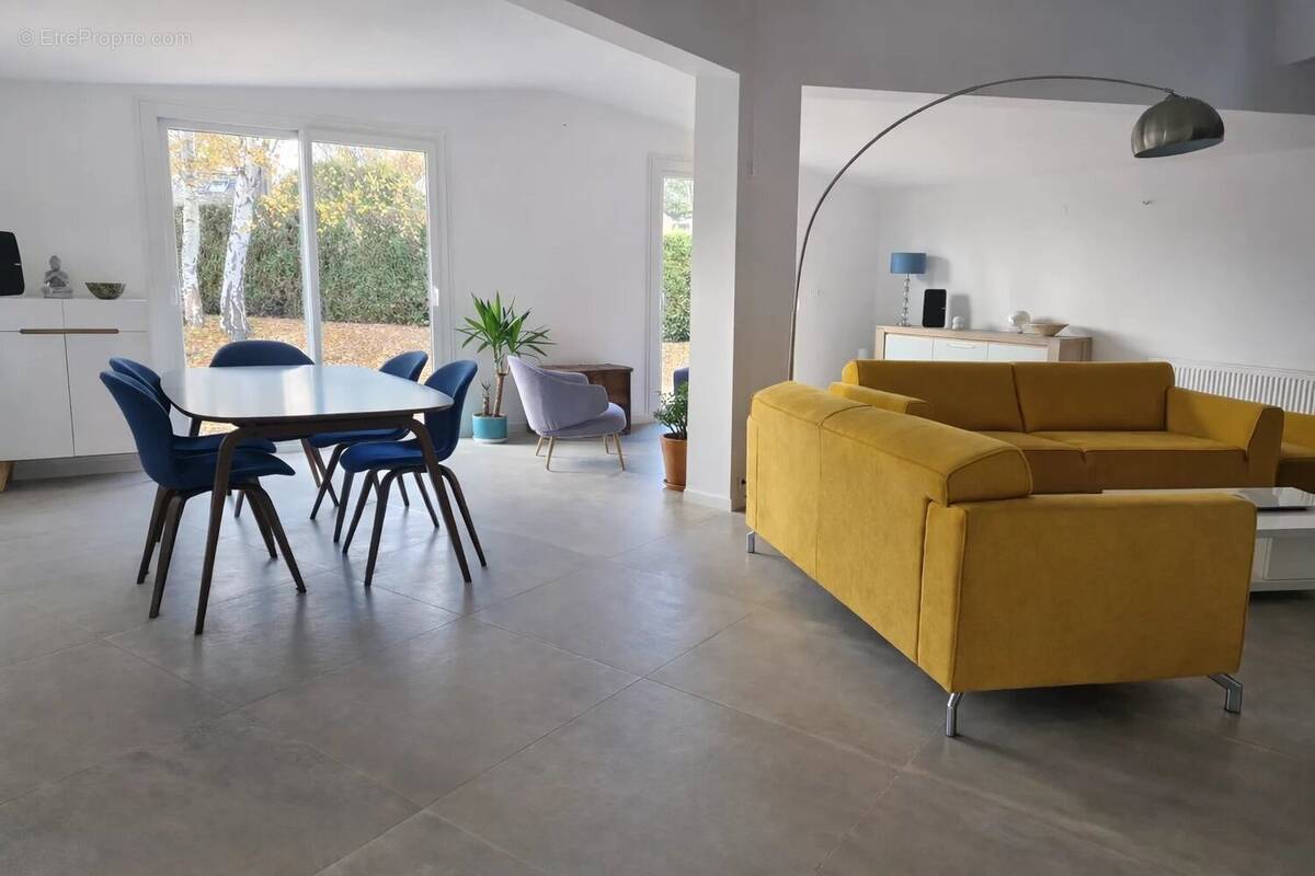 Maison à VOISINS-LE-BRETONNEUX