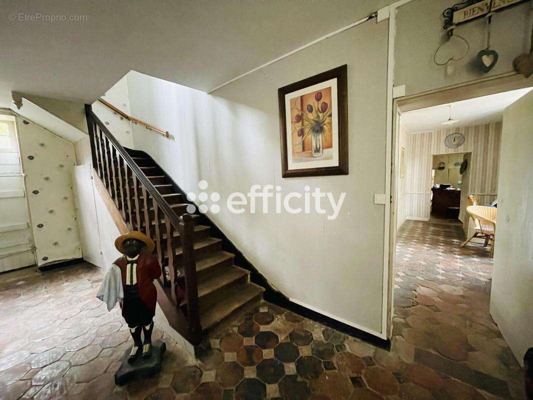 Maison 329 m² à Fontaine-Chalendray  - photo 5