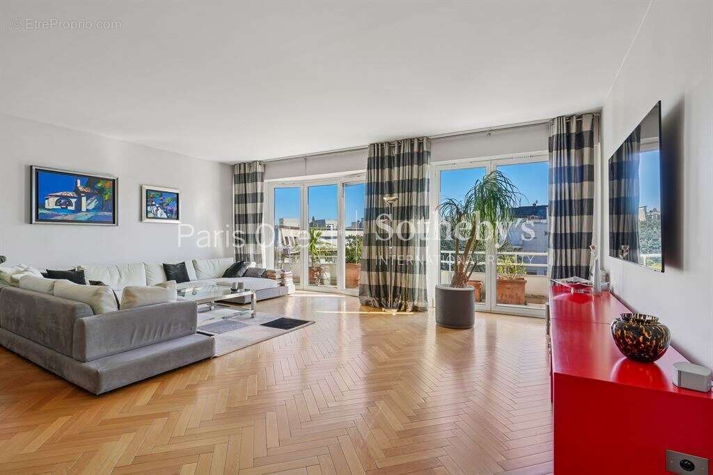 Appartement à NEUILLY-SUR-SEINE