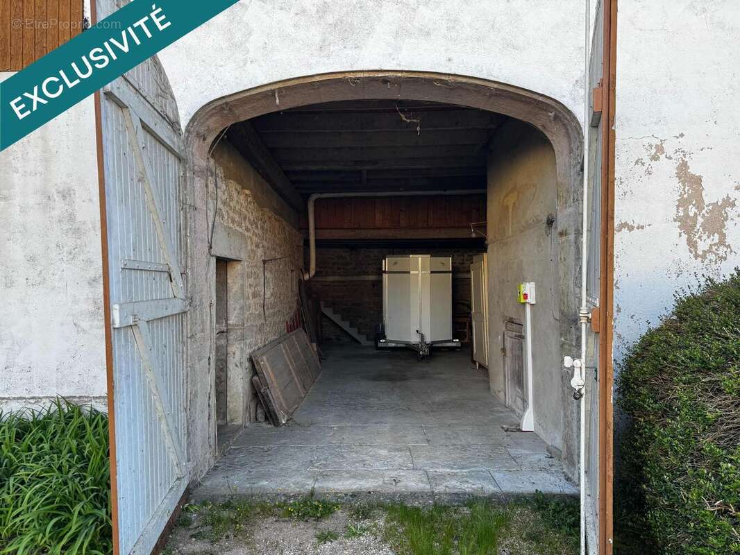 Maison 110 m² à Saint-Sernin-Du-Plain  - photo 8