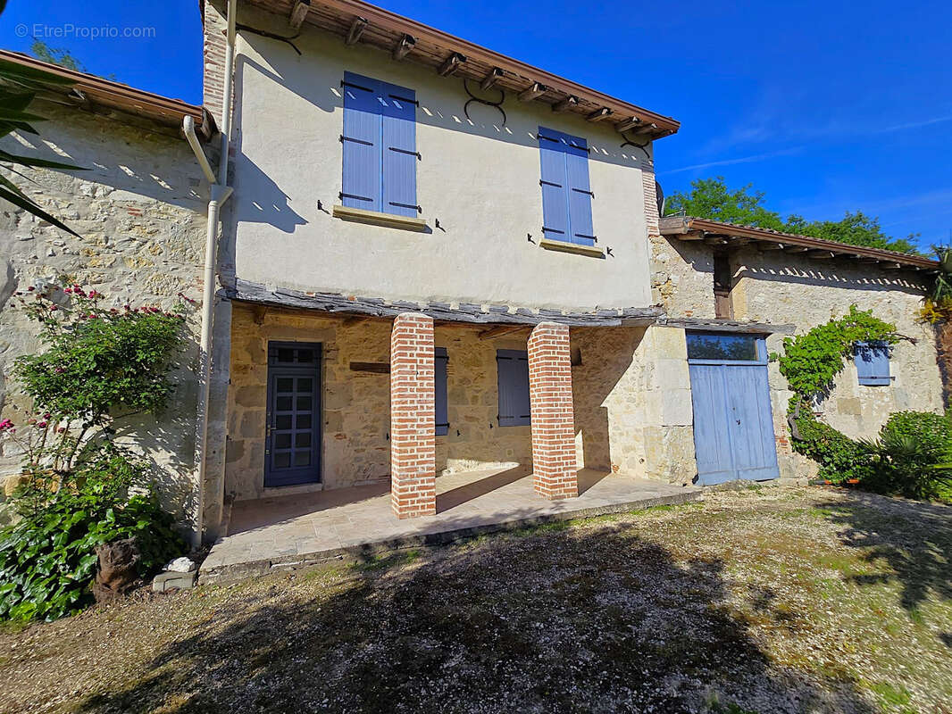 Rare - Délicieuse propriété 1,9 hectare maison rénovée et nombreuses dépendances - photo 2