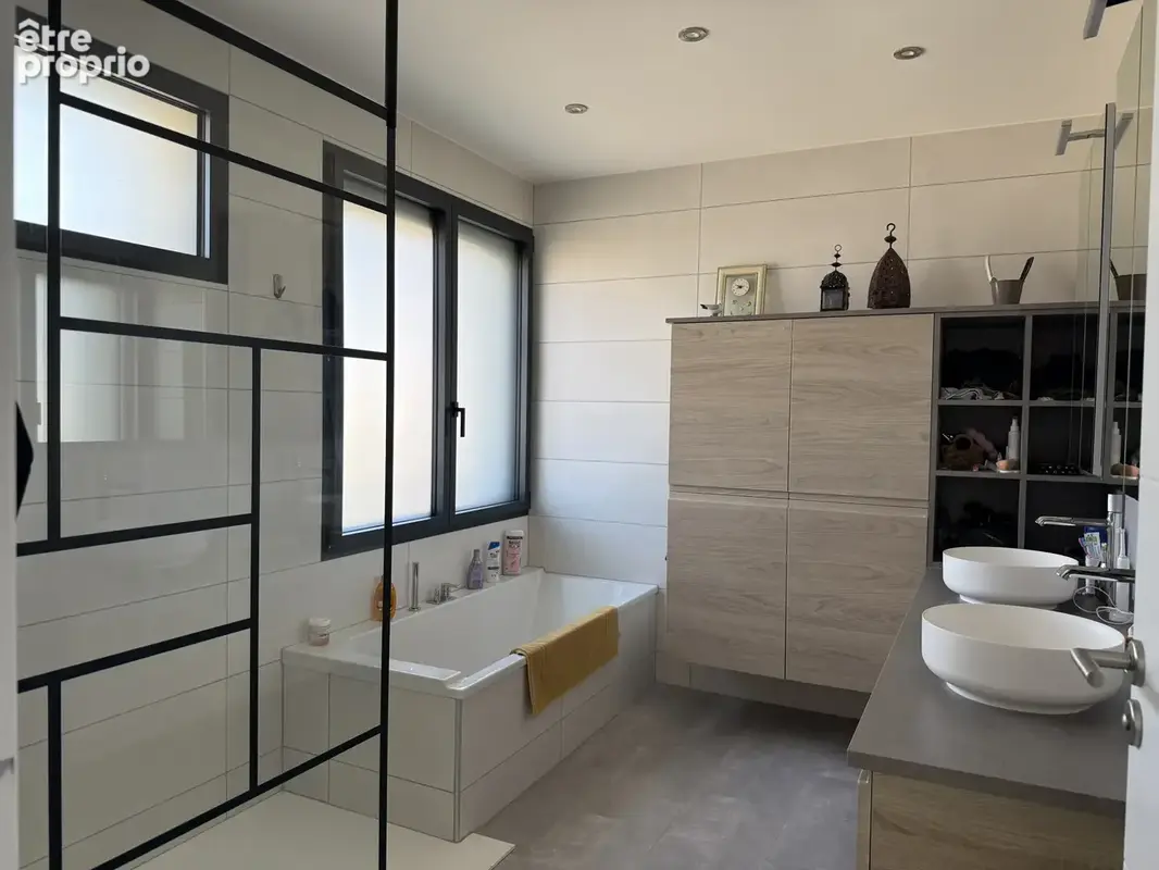 Exclusivité, rare à la vente maison de ville complétement rénovée à neuf  avec terrain et piscine. - photo 14