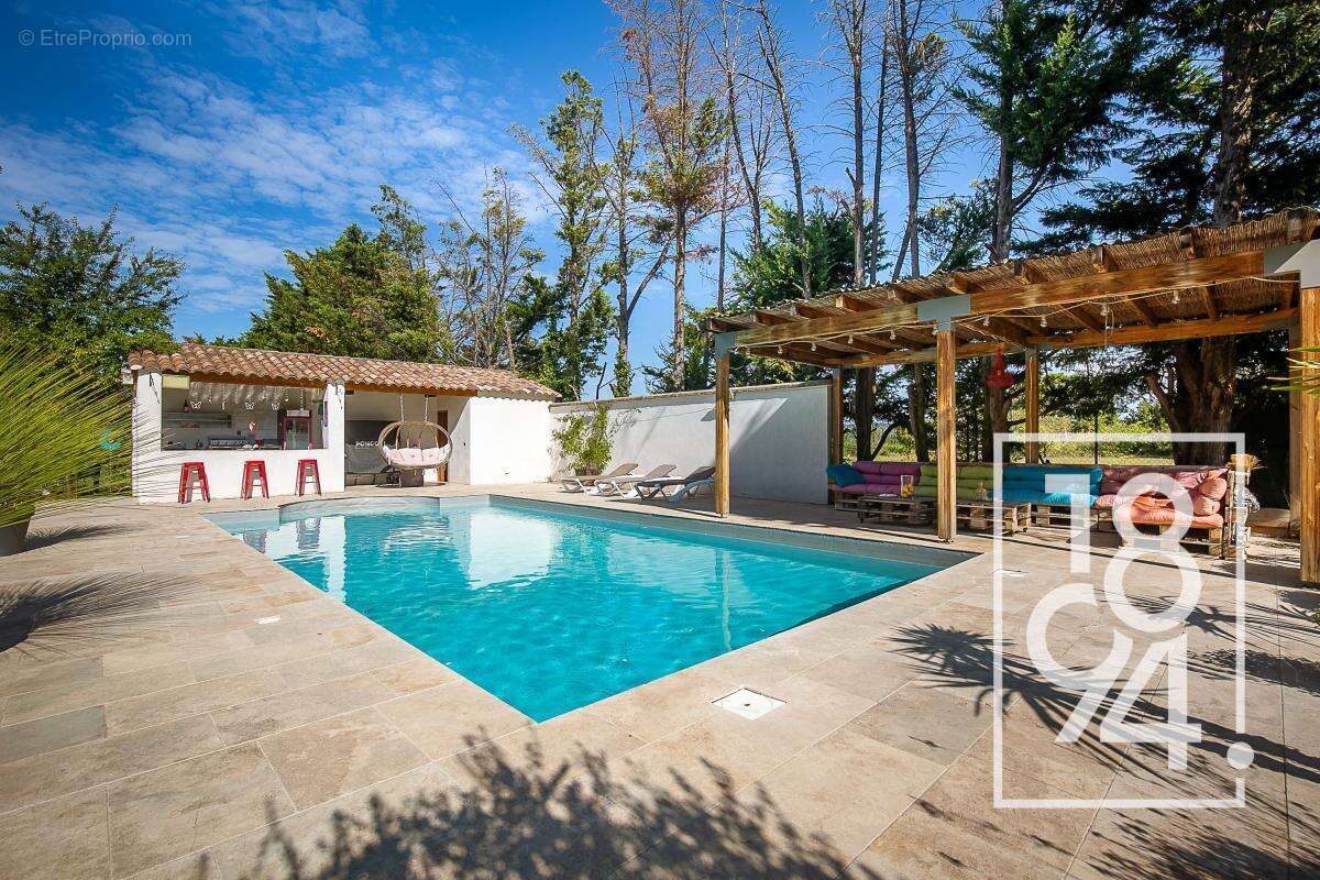 Maison 6/7 pièces de 215m2, terrain paysagé 3350m2, piscine, pool house, City stade, terrain de boule et 15 places de parking - photo 2