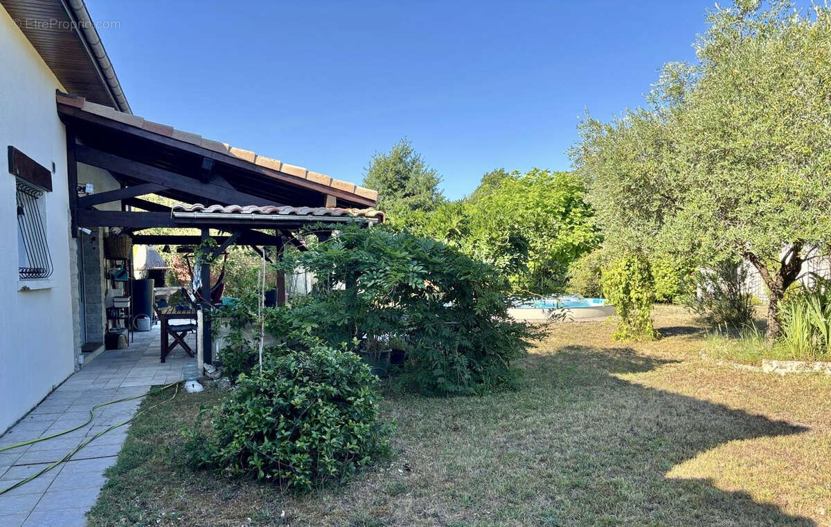 St JEAN D'ILLAC - Maison de charme 124m2 avec grand jardin arboré, piscine et garage - photo 11