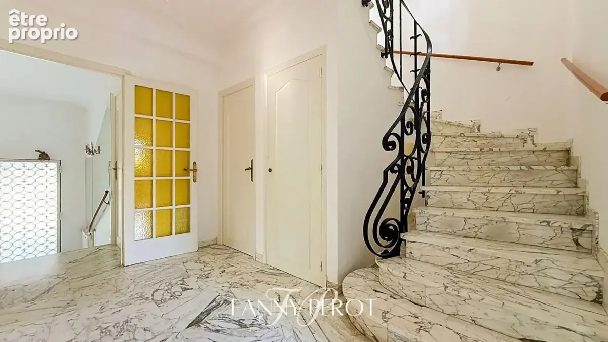 Maison familiale de charme de plus de 150 m² avec terrasses, jardin et sous-sol complet au clos Banet - photo 5
