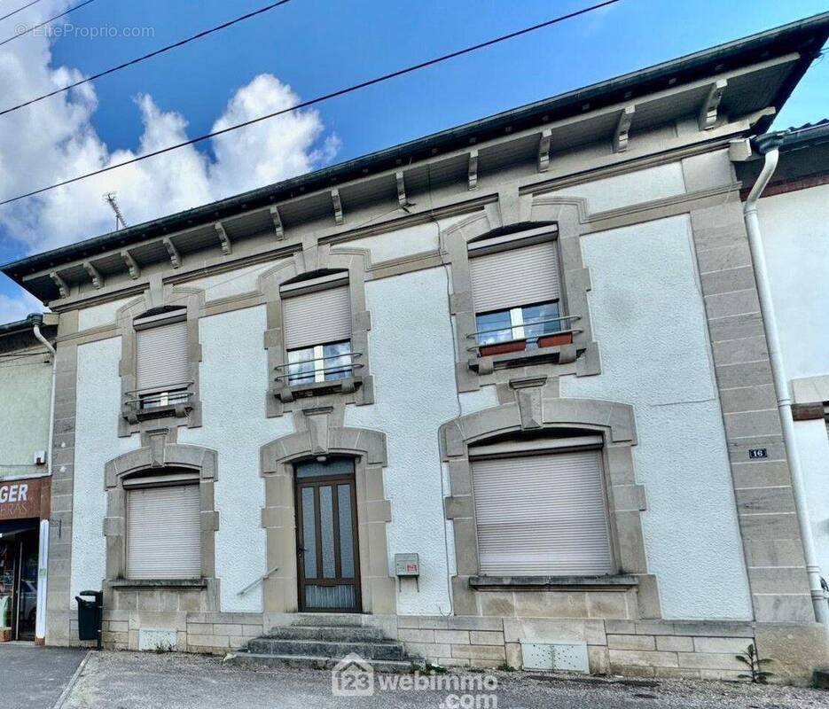 Façade avant de l&#039;immeuble, le garage étant la partie mitoyenne à droite et qui permet d&#039;accéder au 1er étage - Appartement à BRAS-SUR-MEUSE