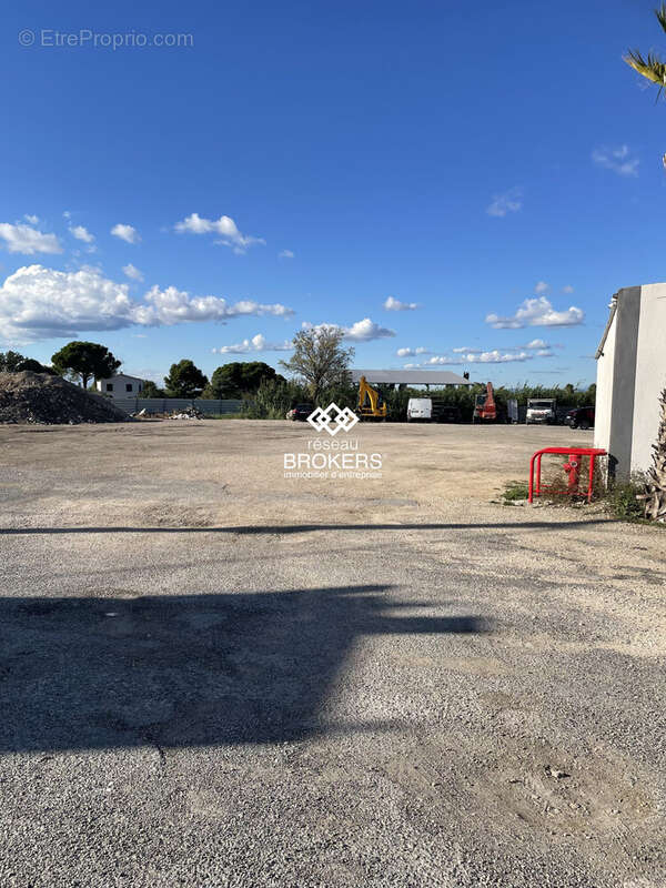 Commerce à CHATEAUNEUF-LES-MARTIGUES