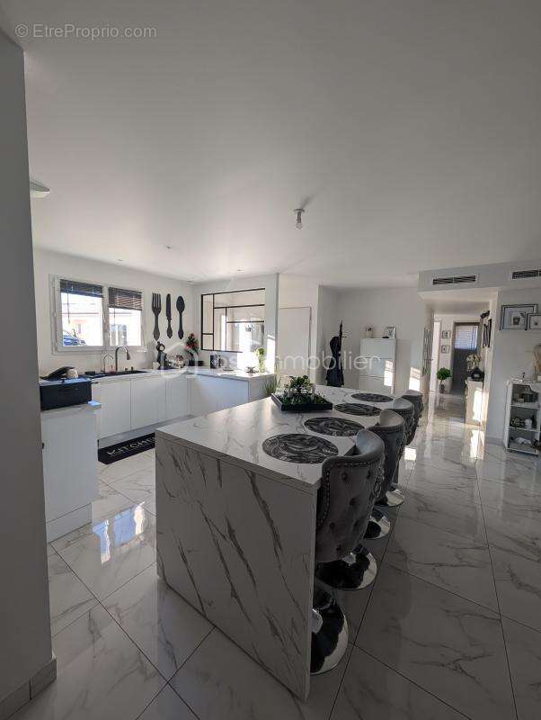 Maison à SAINT-YZAN-DE-SOUDIAC