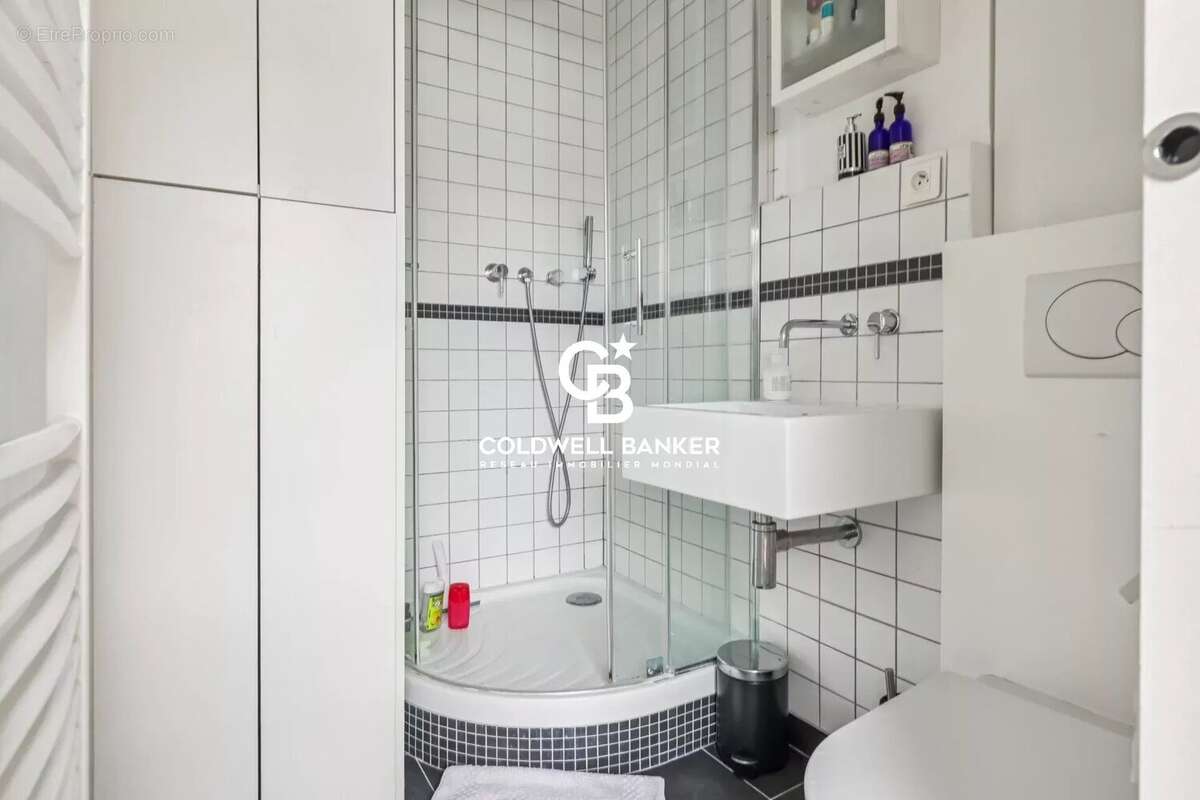 Exclusivité Coldwell Banker - Studio mansardé dans le Marais - photo 11