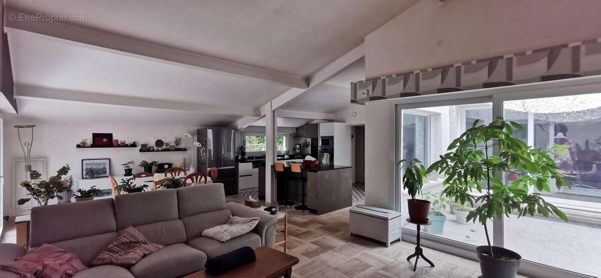 Vente de 2 maisons (1er 160 m² de type F4 + 2ème 46 m² de type F3) au milieu de son terrain de 16600 m² ! - photo 7