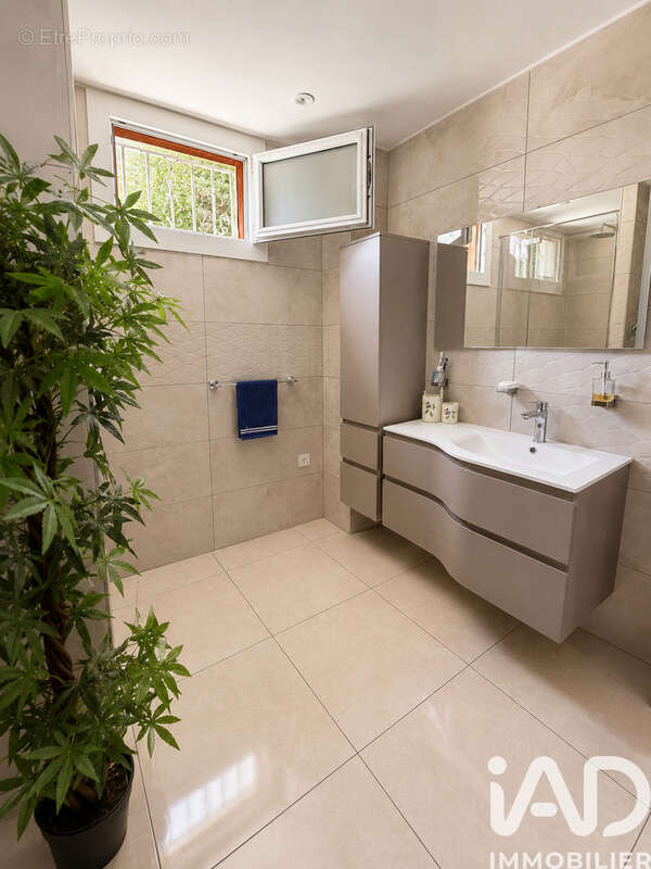 Maison 200 m² à Vitrolles  - photo 8