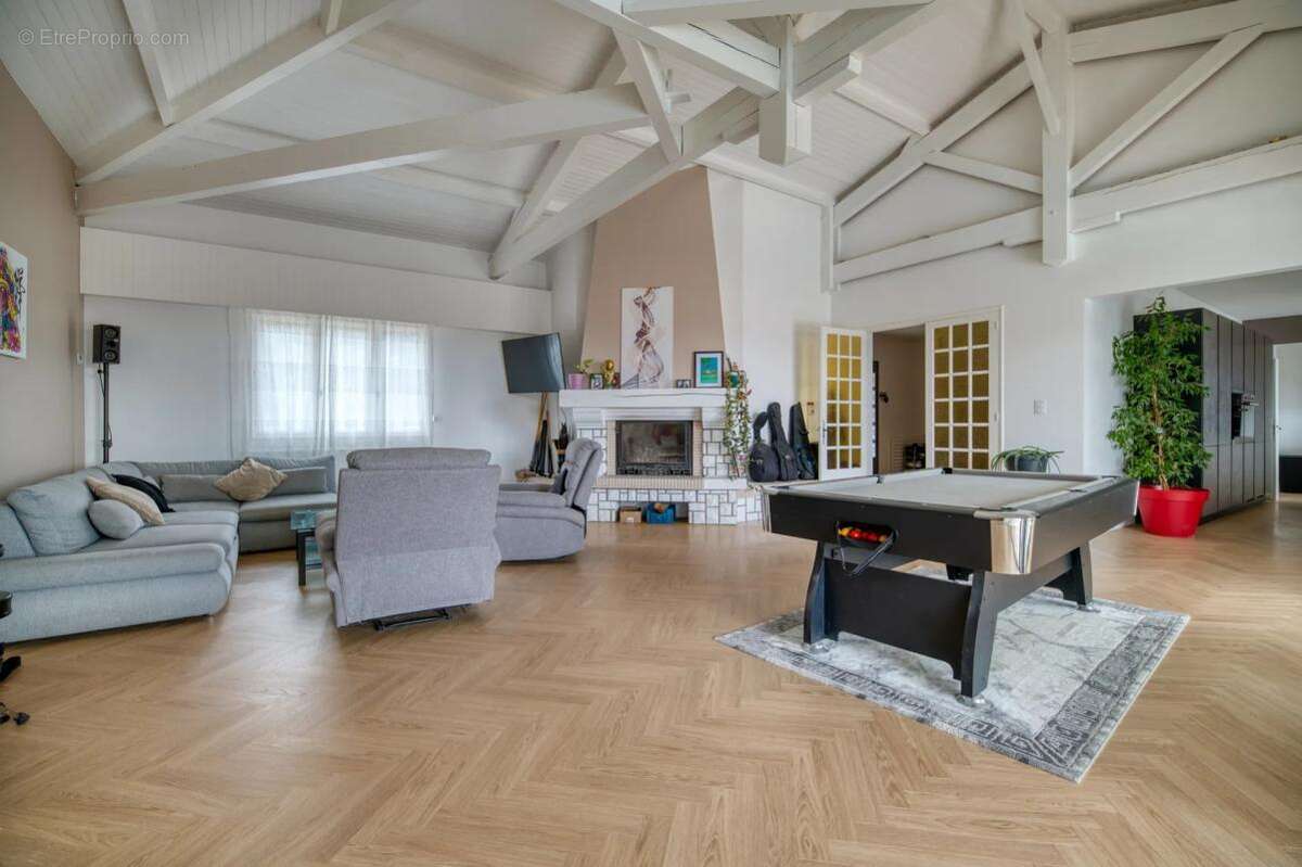 Maison individuelle rénovée 300 m² avec piscine, terrain arboré et appartement indépendant - photo 7
