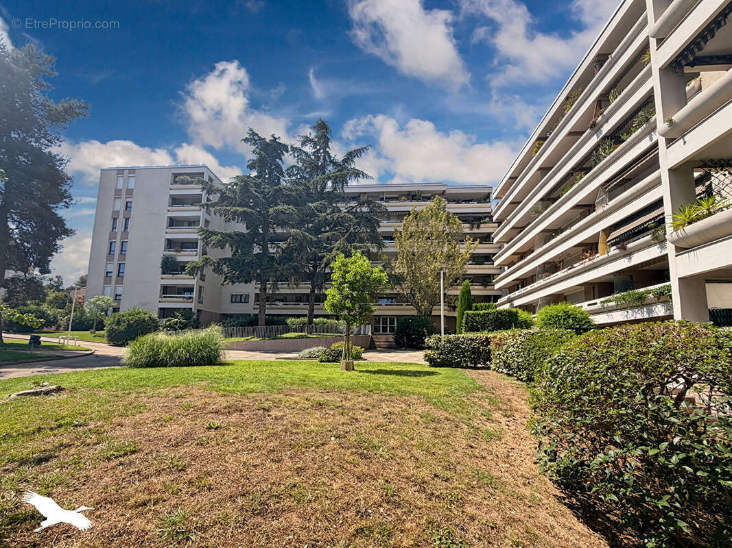 À VENDRE - MARSEILLE 11e (La Montre / La Valentine) - Charmant T2 de 41 m² avec terrasse, vue collines, garage et cave - photo 8