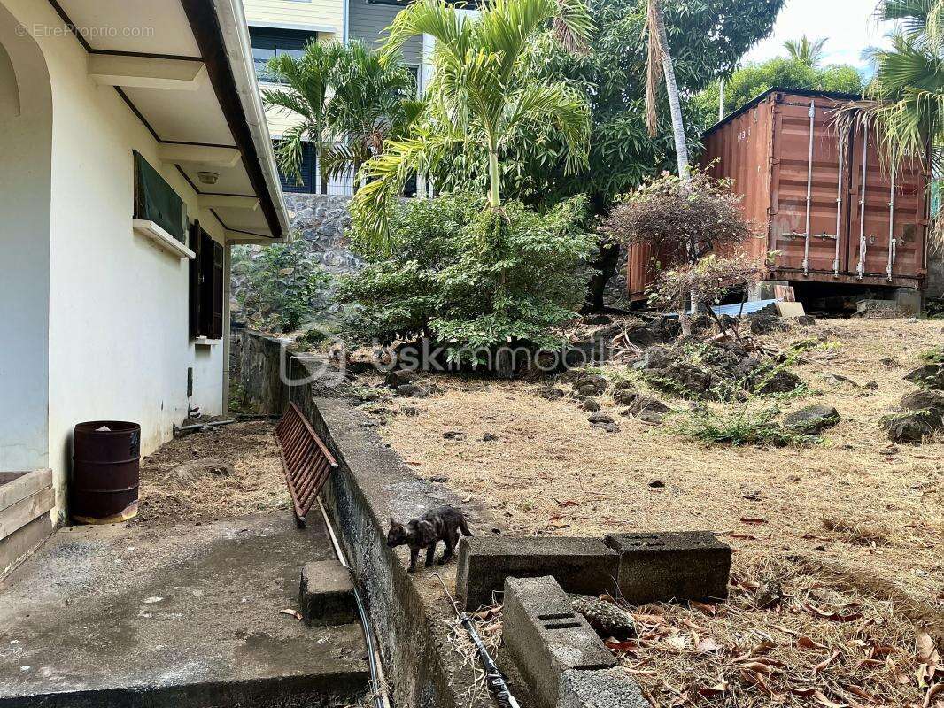Maison de caractère située au centre ville de Saint Leu - photo 8