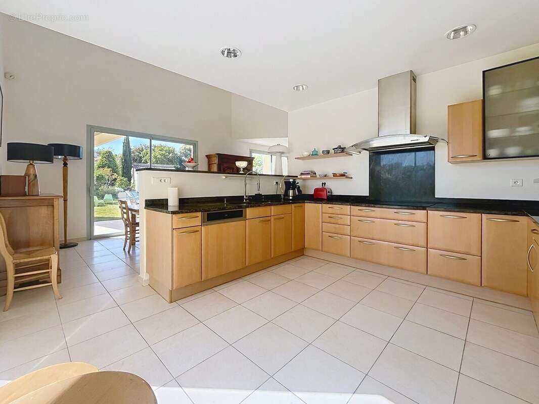 Maison 240 m² à La Roque-Sur-Pernes  - photo 6