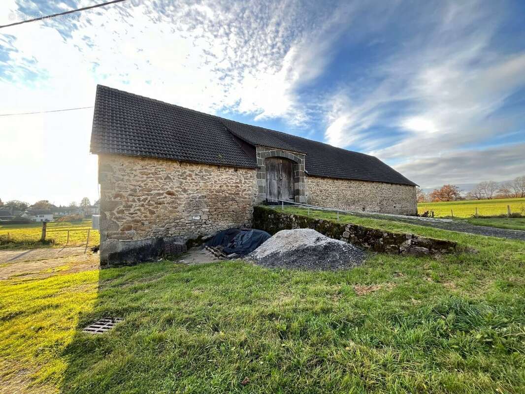 Maison 594 m² à Champagnac  - photo 2