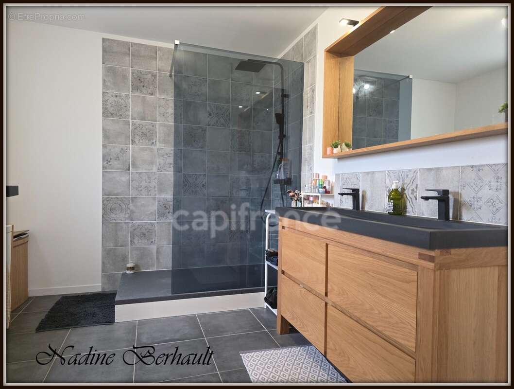 Maison à vendre 4 pièces LORRIS (45), réno 2023, piscine, séjour cheminée sur cuisine US, PAC, panneaux et prise voiture élec - photo 4