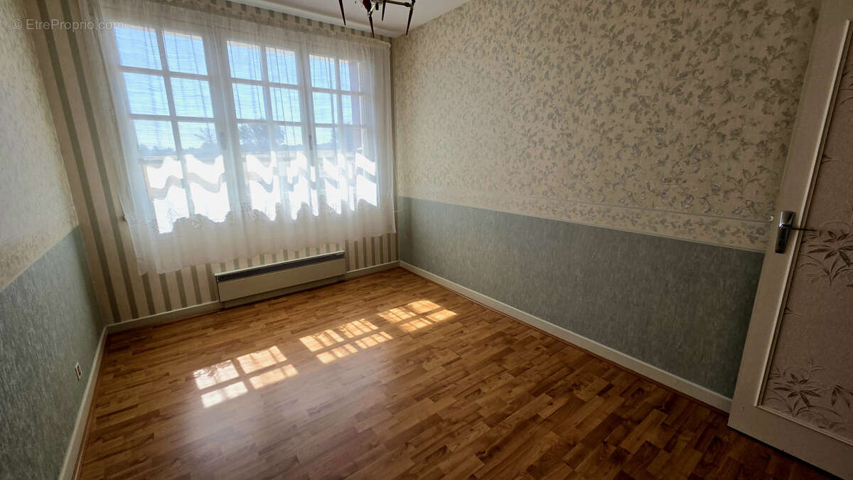 Maison familiale 143 m2     3 chambres     Sous-sol complet     Terrain de 4 700 m2 - photo 6