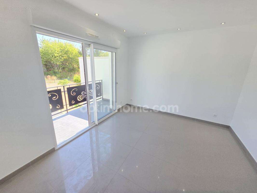 Sarcelles Village - Maison Contemporaine d'Exception - 204 m2 - 9 pièces / 5 Chambres - Prestations Haut de Gamme - Piscine et G - photo 7