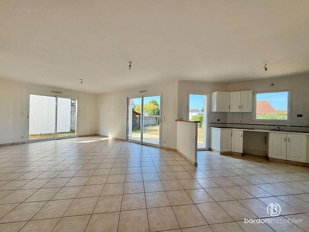 Maison 5 pièces - 87 m² - Centre-ville de La Garnache - photo 4