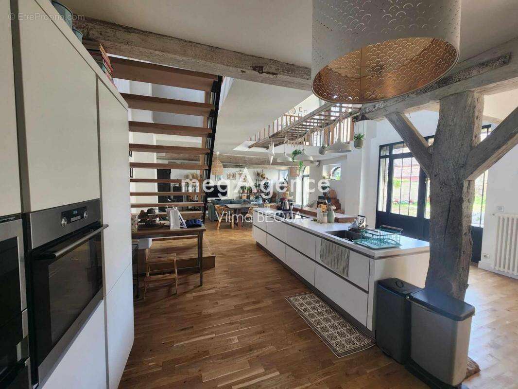 Maison à VILLENEUVE-L&#039;ARCHEVEQUE