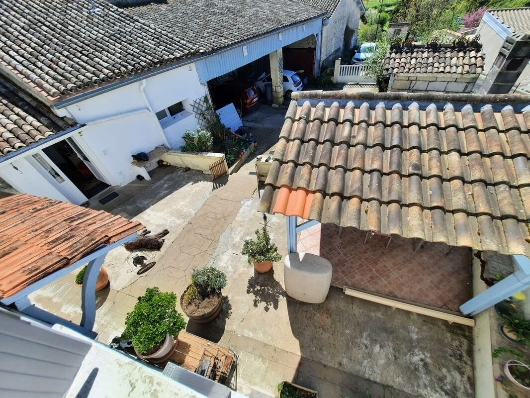 Maison de bourg 193 m2 + dépendance et jardin - photo 10