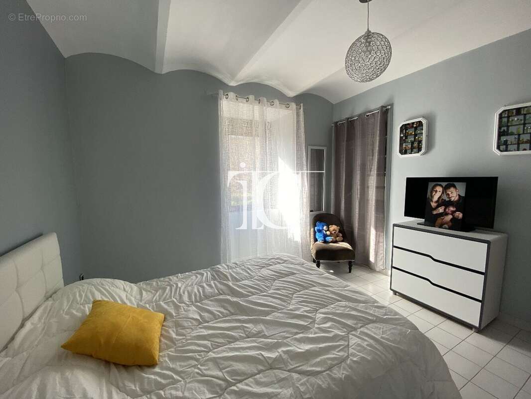 Mas 140m2 renove + 317 m2 dependances, piscine sur 3235 m2. - photo 9