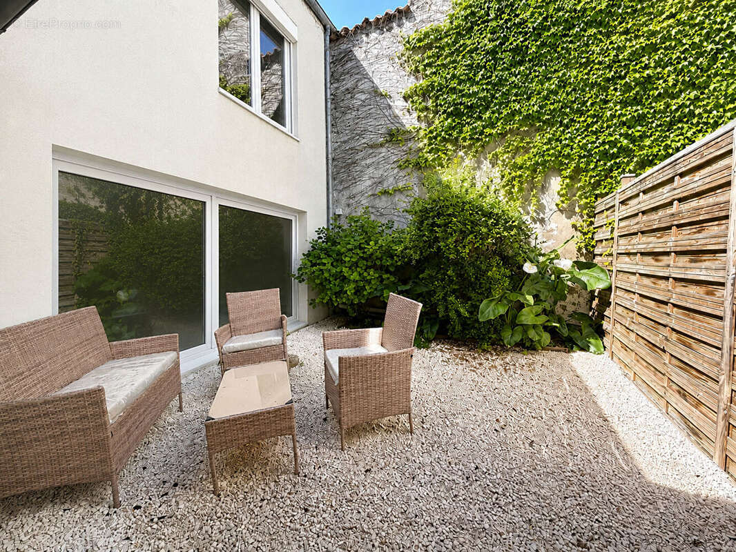 Appartement avec cour privative hypercentre de la Rochelle - photo 2